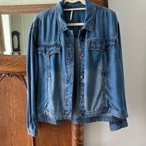 Free people denim jacket. Fabric Lovell
Shorter in front than in back. Like new
